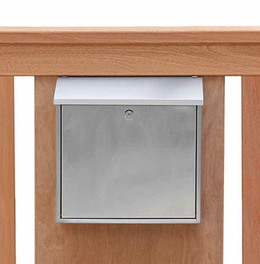 Gartentor mit integrietrtem Edelstahl-Briefkasten - Mahagoni Holztor - Nirosta-Briefkasten.