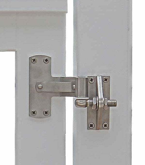 Weißes Friesentor - Holzgartentor Mahagoni mit 4 Wege Ladenband / Torbeschlag aus Edelstahl.