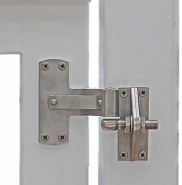 Weißes Friesentor - Holzgartentor Mahagoni mit 4 Wege Ladenband / Torbeschlag aus Edelstahl.